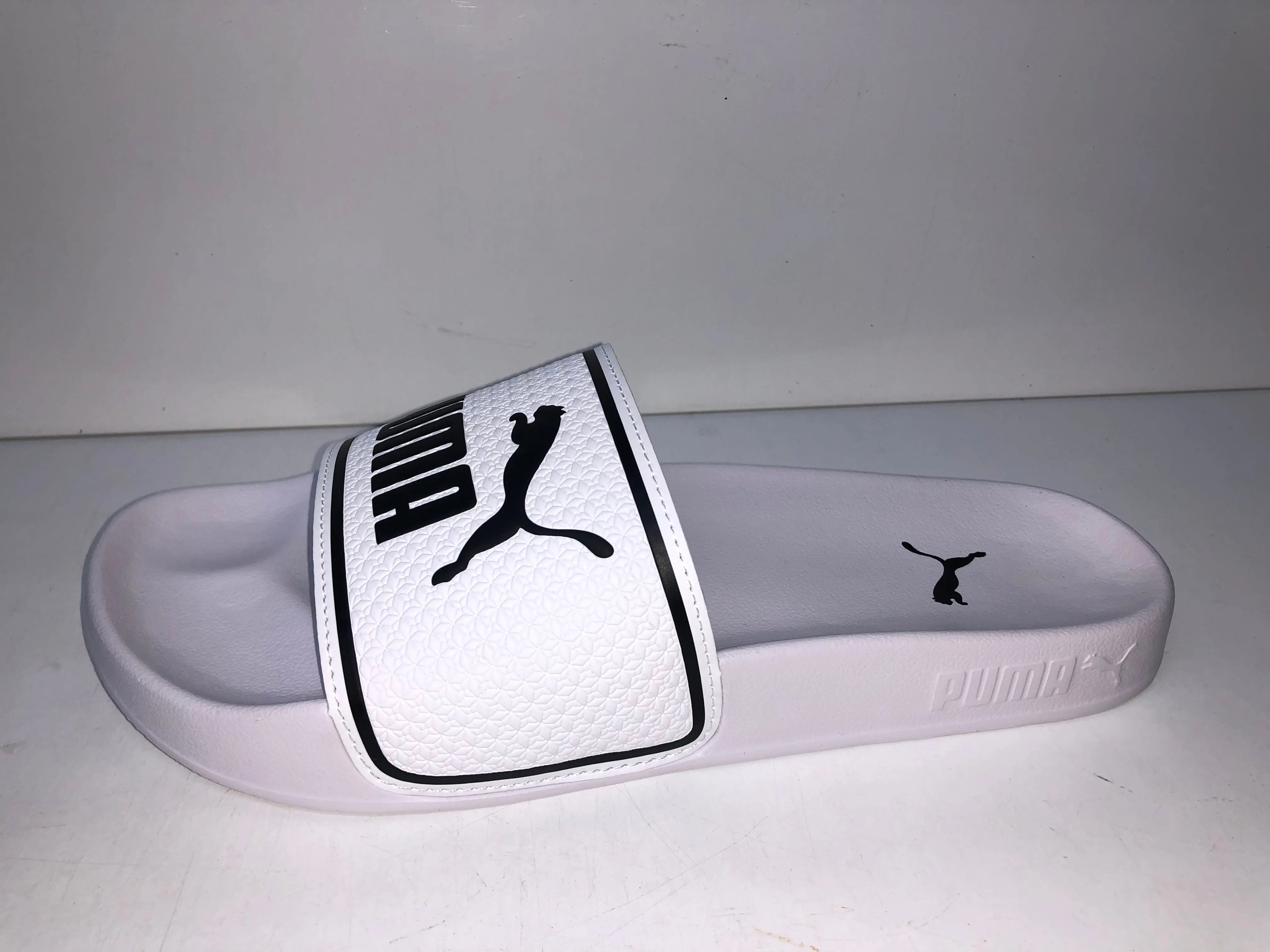 384139 02 WHITE BLACK