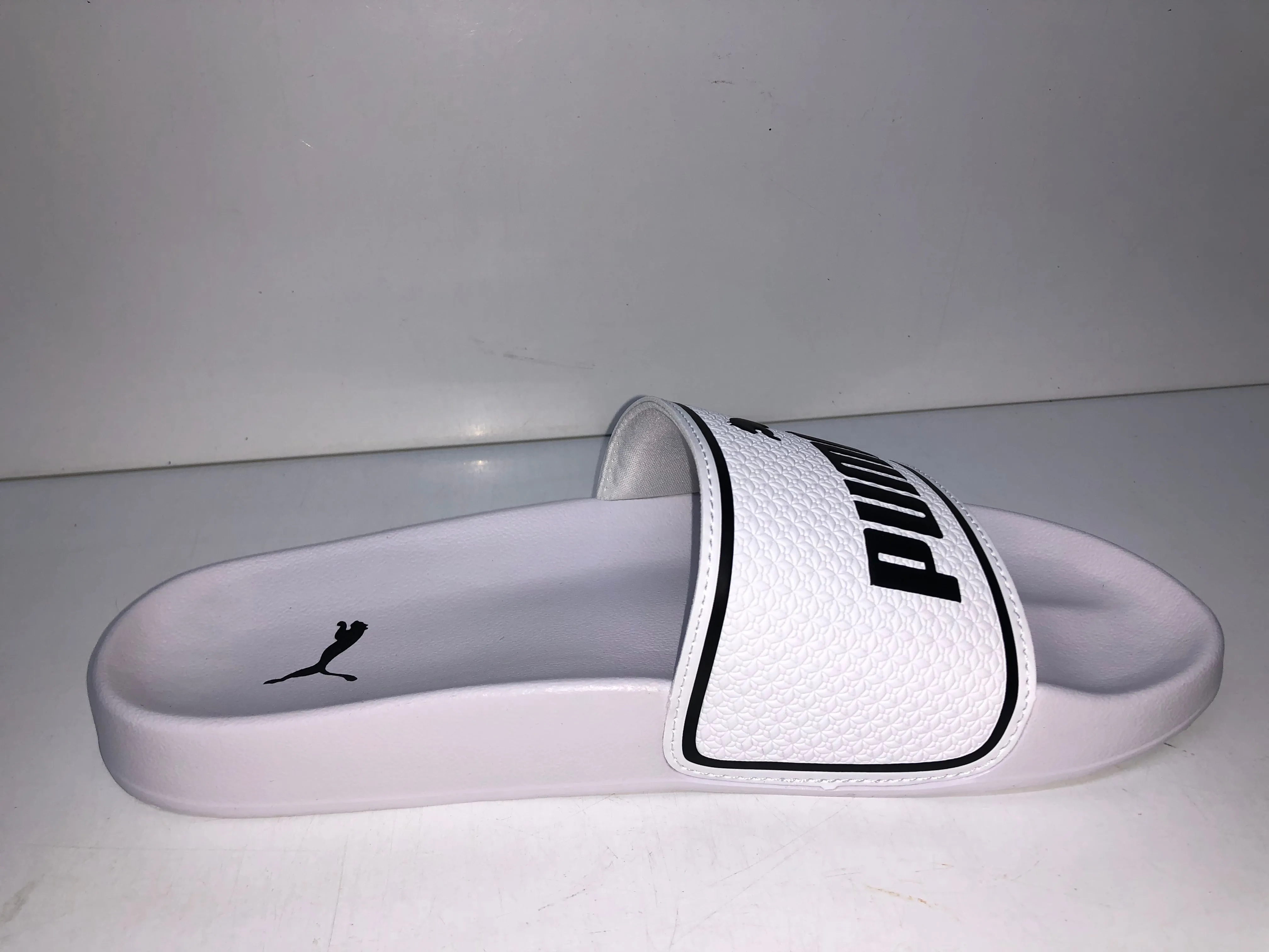 384139 02 WHITE BLACK