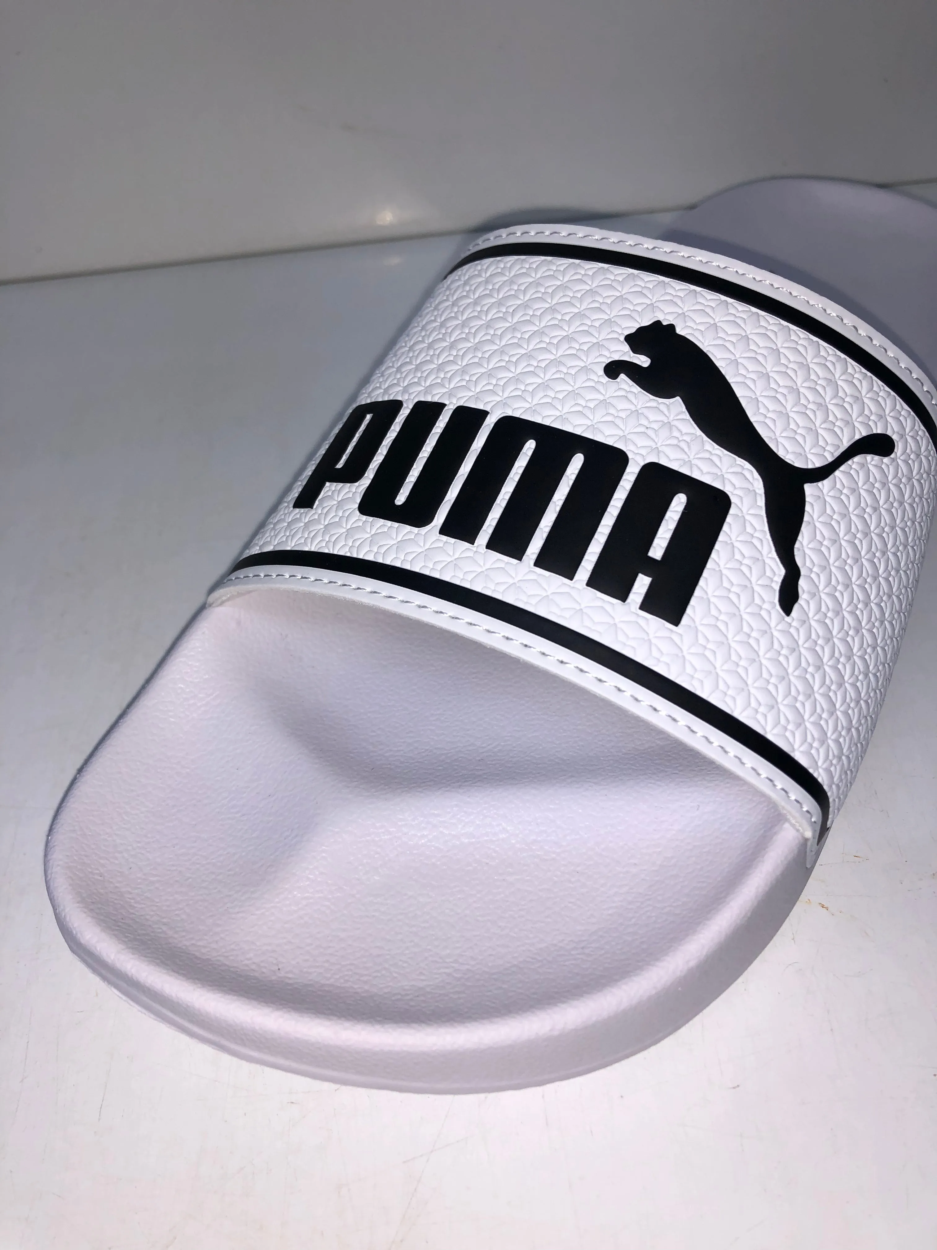 384139 02 WHITE BLACK