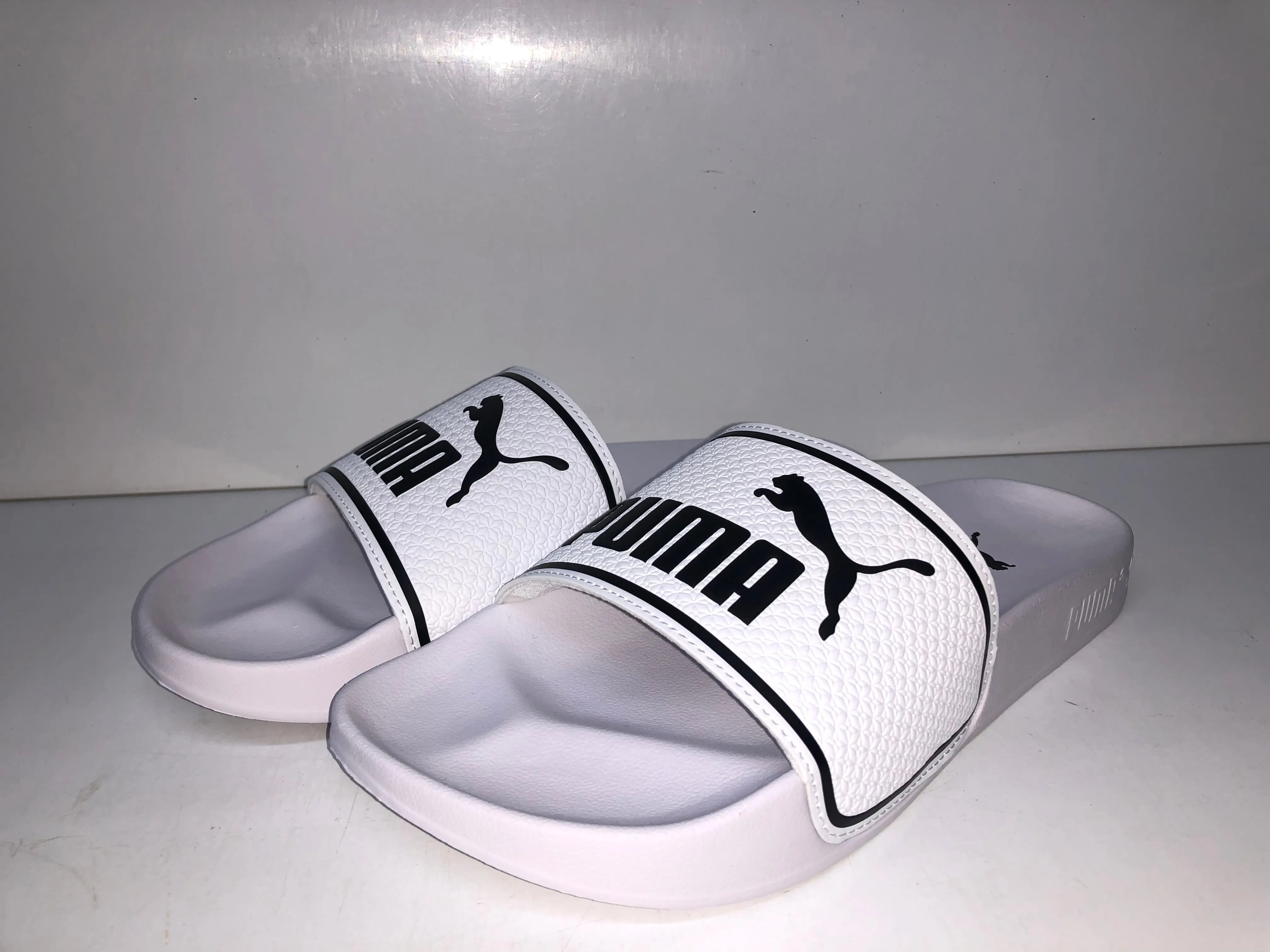 384139 02 WHITE BLACK