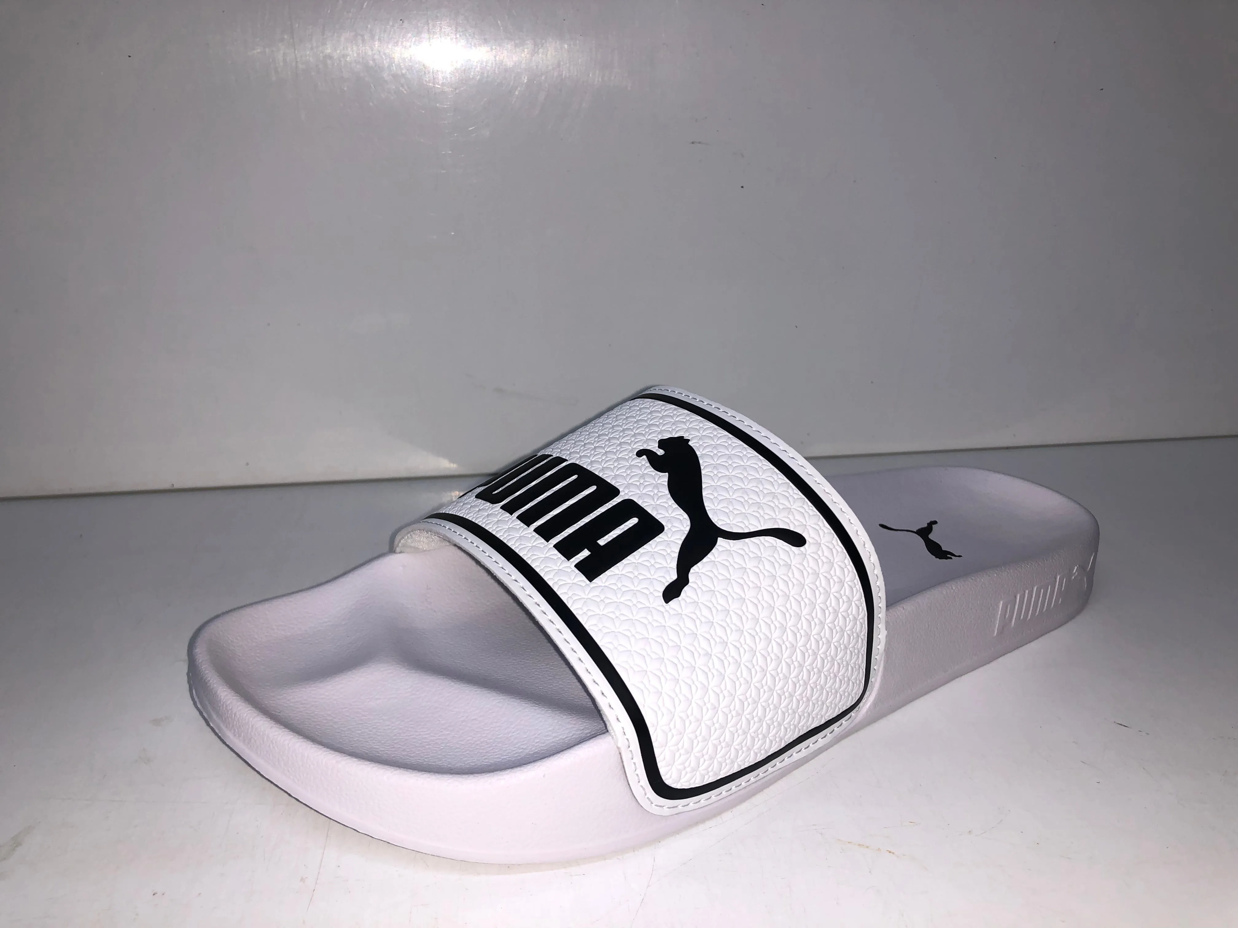 384139 02 WHITE BLACK