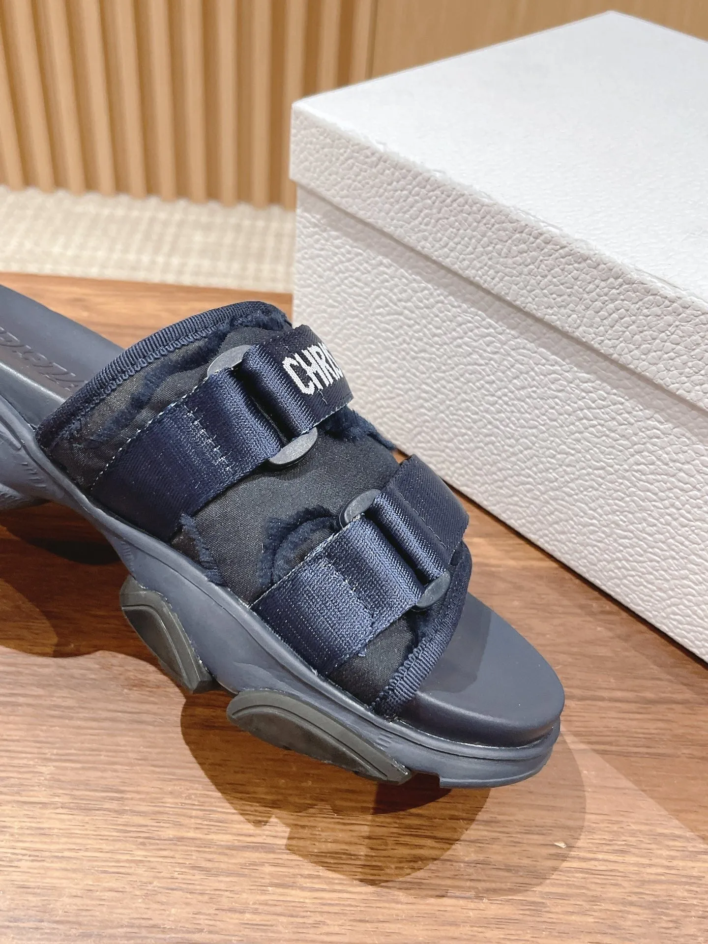 Di* New thick-soled beach slippers