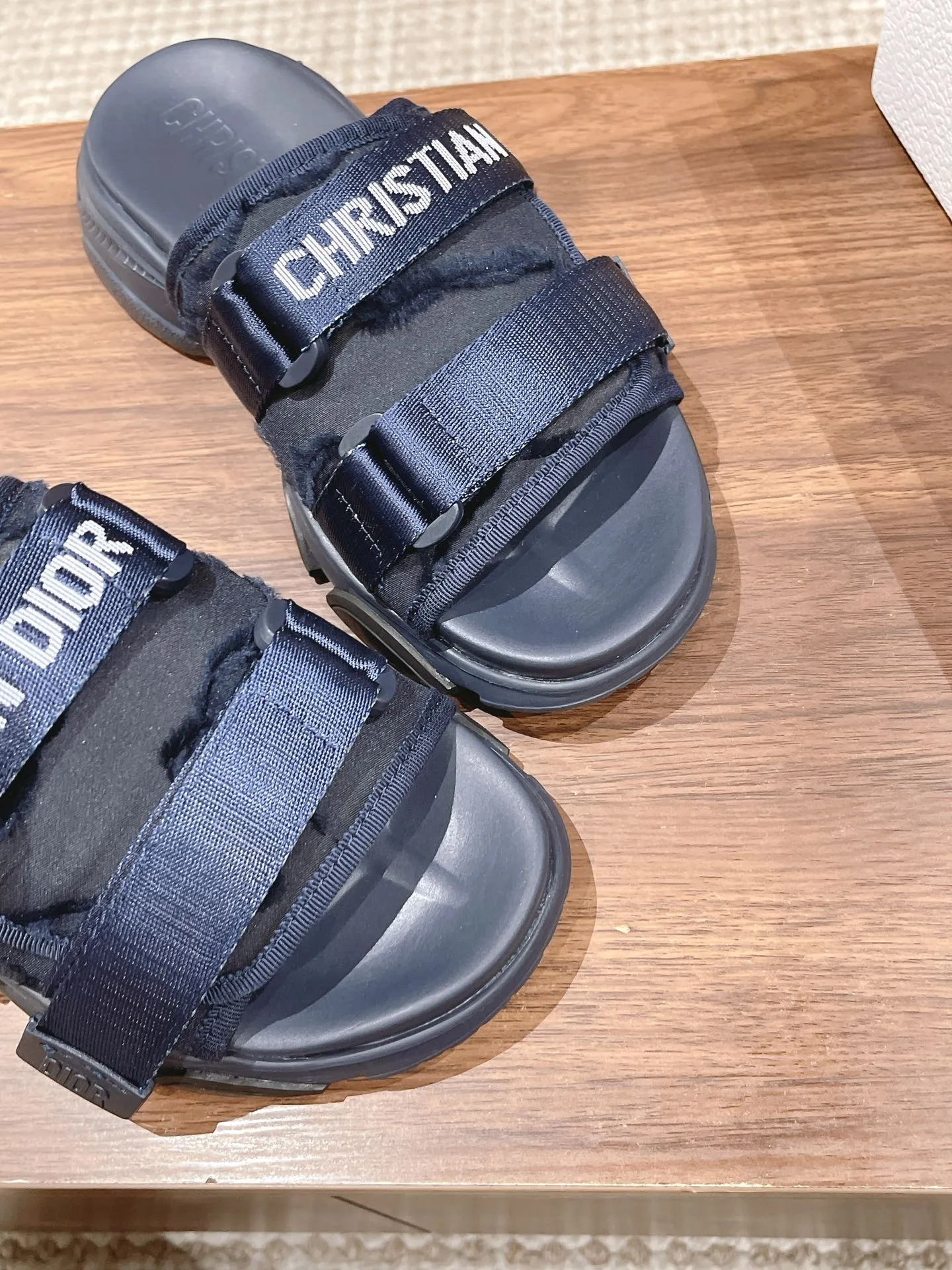 Di* New thick-soled beach slippers