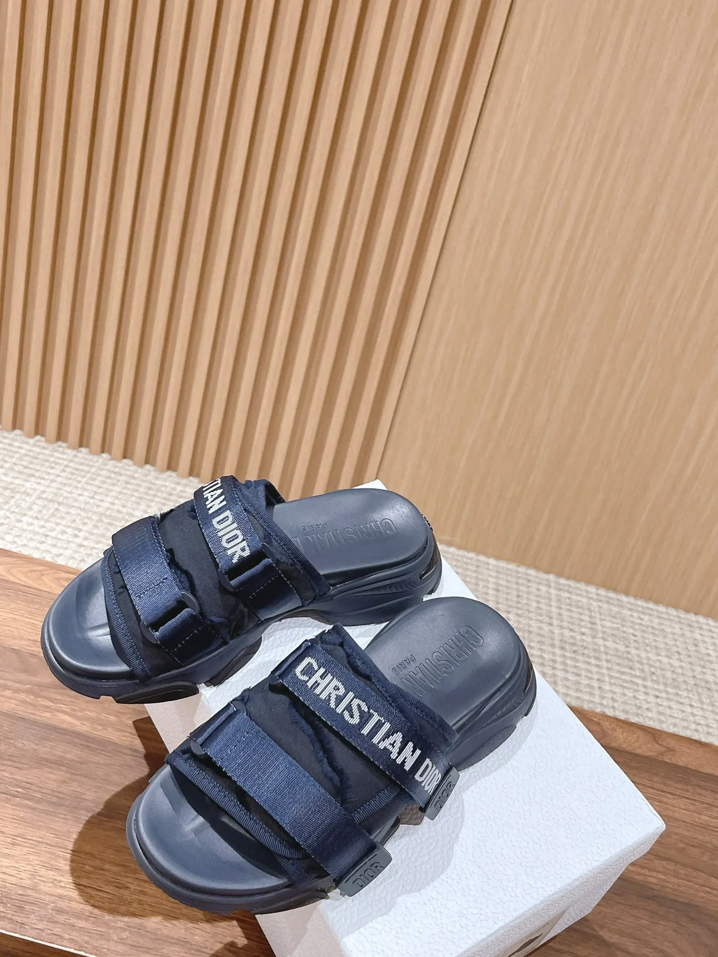 Di* New thick-soled beach slippers