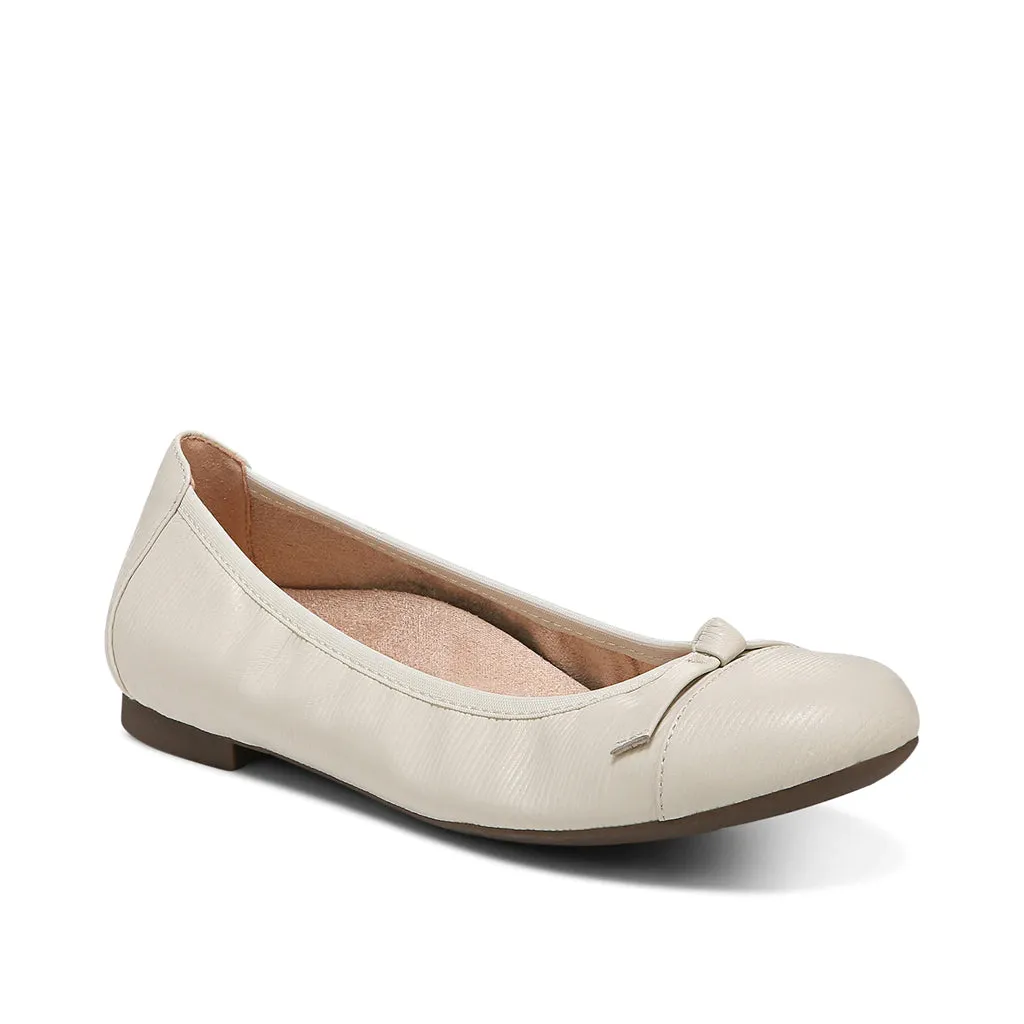 Vionic Women's Amorie Flat in Cream