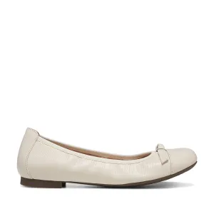 Vionic Women's Amorie Flat in Cream